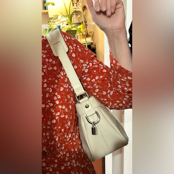 SOLD This is a gorgeous, authentic Louis Vuitton. Feel free to send offers. - Picture 15 of 16